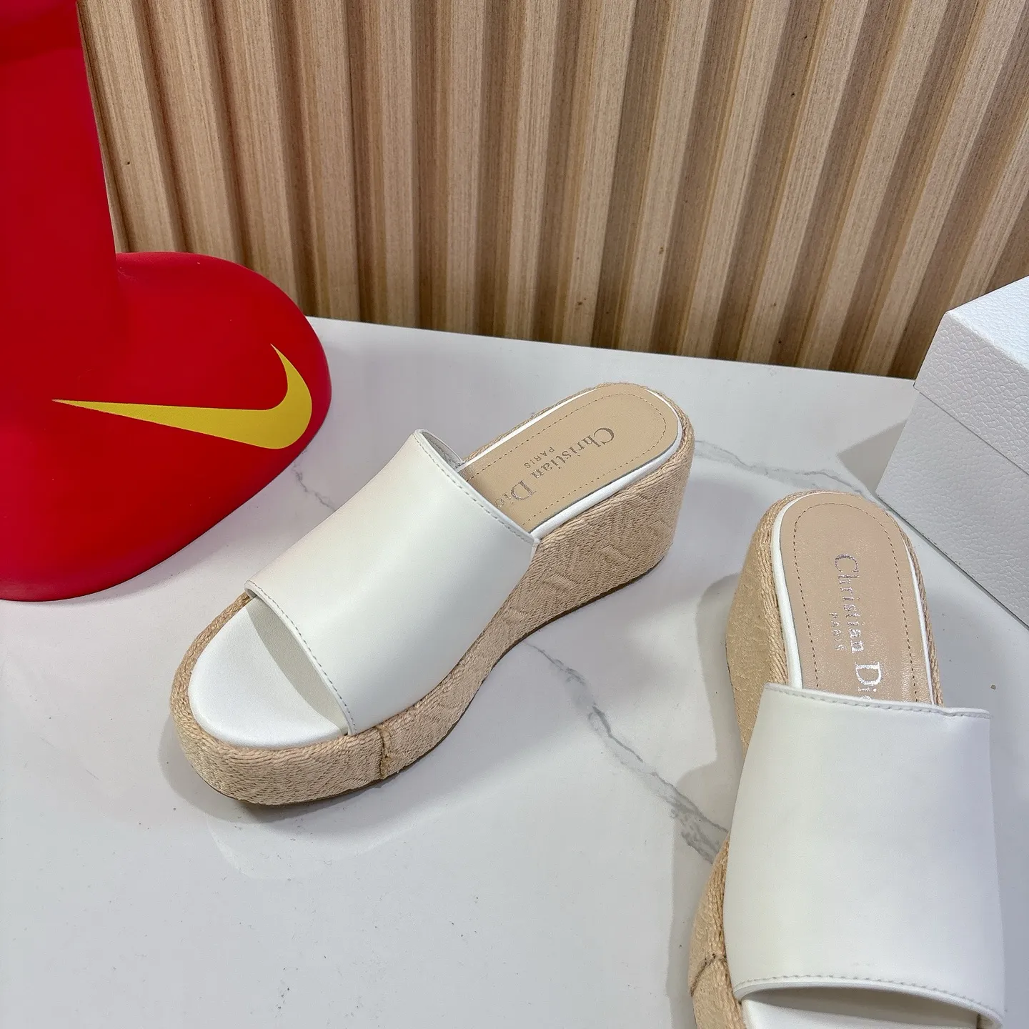 👟👟Ex-factory price 500👟👟 Dior 2025 new spring and summer Attitude women's shoes with color block cross straps wedges CD letter logo hardware buckle thick-soled round toe open-toe sandals Material: imported calfskin upper + water-dyed sheepskin foot lining + original combination outsole Bottom thickness: 6CM Size: 35-41 (40.41 custom-made non-refundable and non-exchangeable)